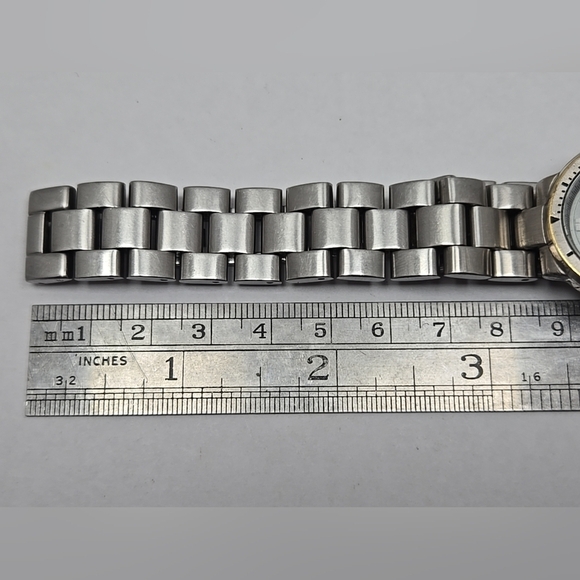 Womens Eddie Bauer SM Textured Sport Date Watch Silver Tone Date New Battery - Picture 9 of 10